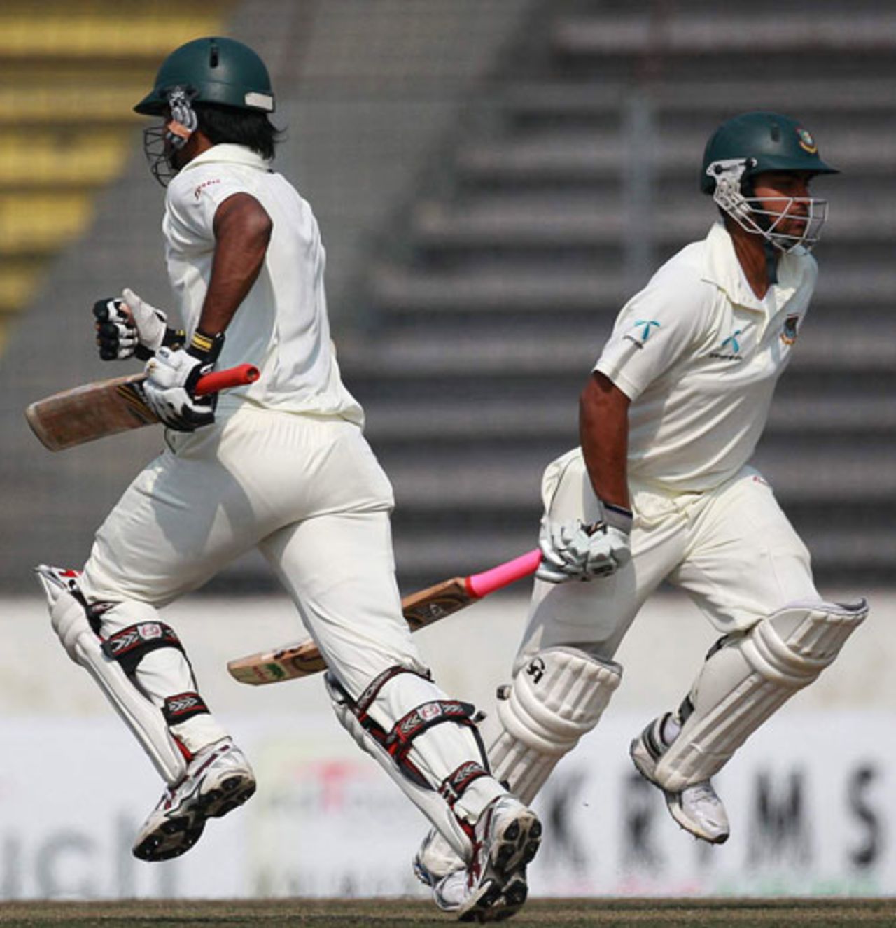 Tamim Iqbal and Junaid Siddique run across during their 200-run stand, Bangladesh v India, 2nd Test, Mirpur, 3rd day, January 26, 2010
