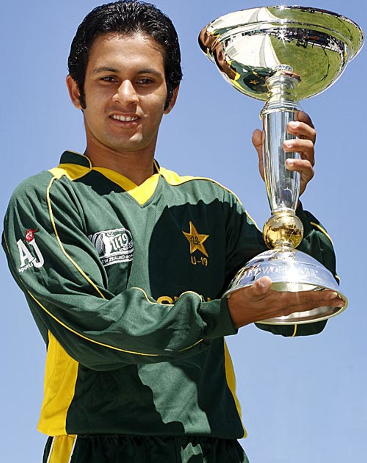 Azeem Ghumman poses with the Under-19 World Cup, Christchurch, January 28, 2010