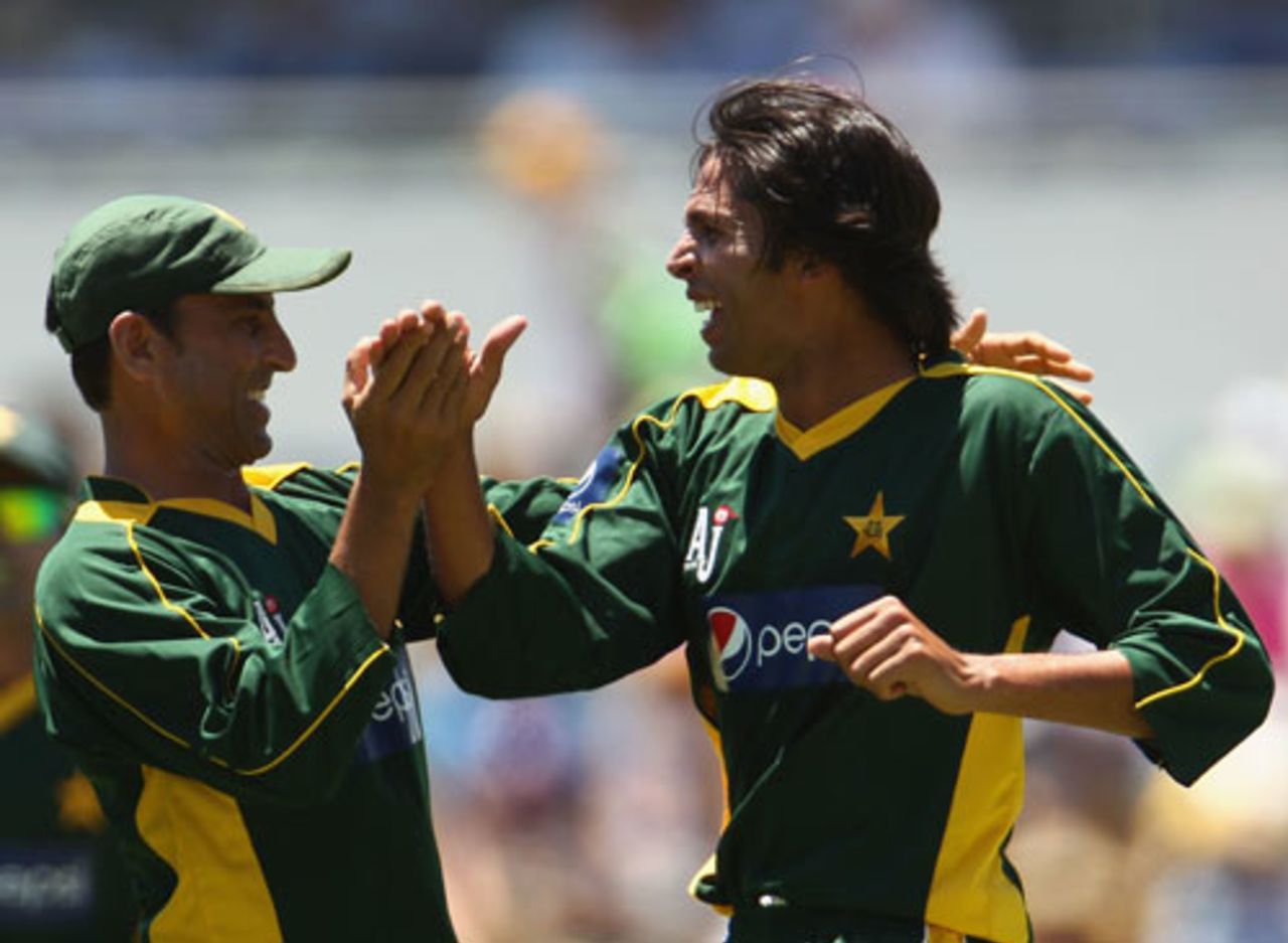 Younis Khan congratulates Mohammad Asif after Shaun Marsh's dismissal, Australia v Pakistan, 4th ODI, Perth, January 29, 2010