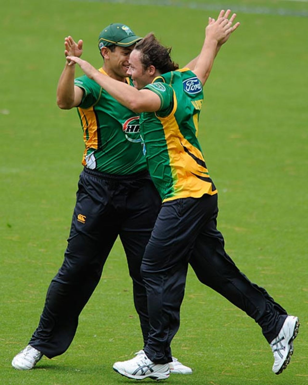 Ross Taylor and Graham Napier celebrate a wicket, Central Districts v Auckland, HRV Cup final, New Plymouth, January 31, 2009