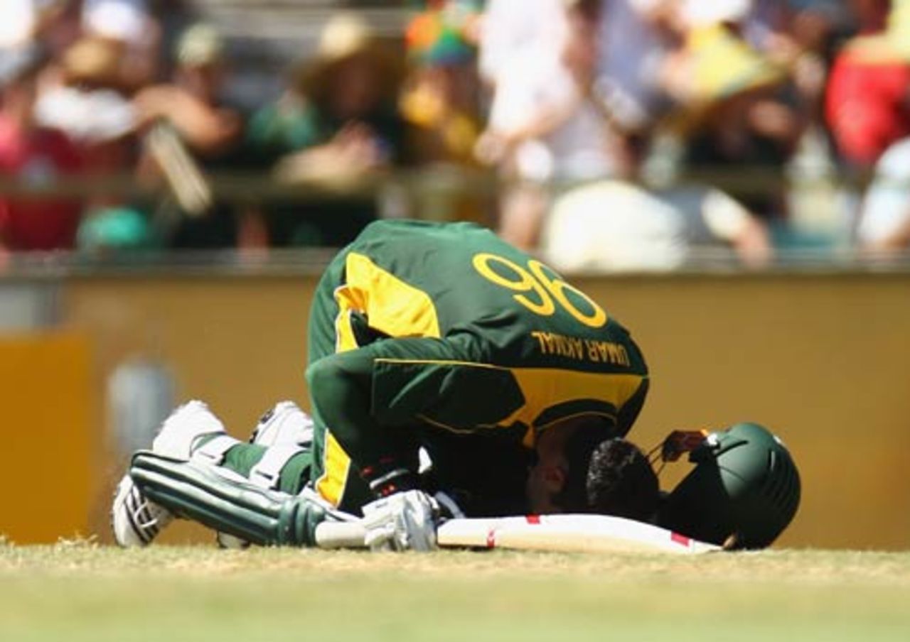 Umar Akmal celebrates his fifty, Australia v Pakistan, 5th ODI, Perth, January 31, 2010