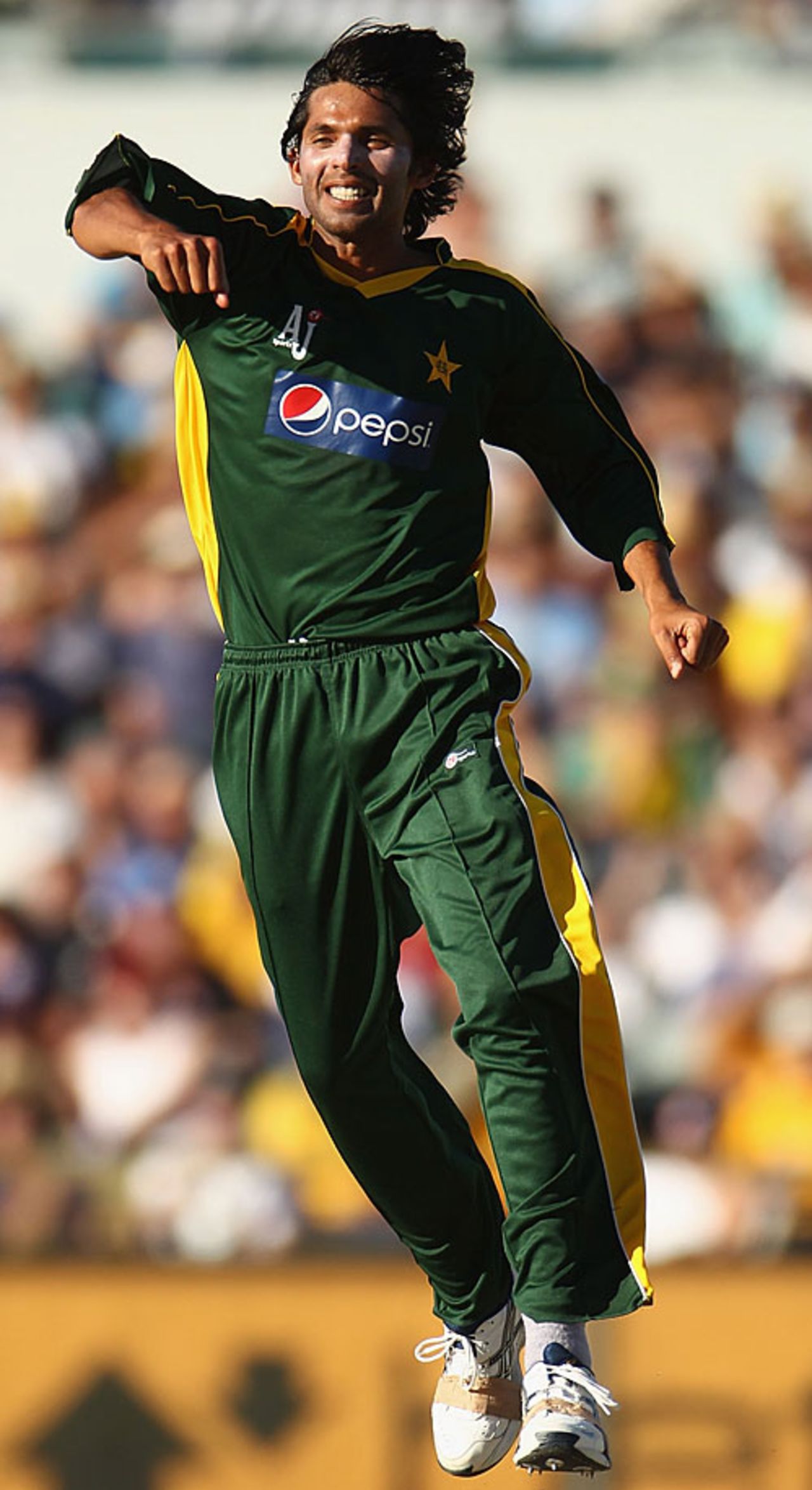 Mohammad Asif exults after accounting for Shaun Marsh, Australia v Pakistan, 5th ODI, Perth, January 31, 2010