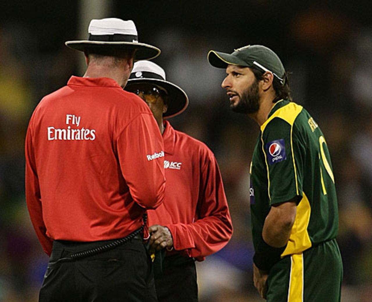 Shahid Afridi has a chat with the umpires, Australia v Pakistan, 5th ODI, Perth, January 31, 2010