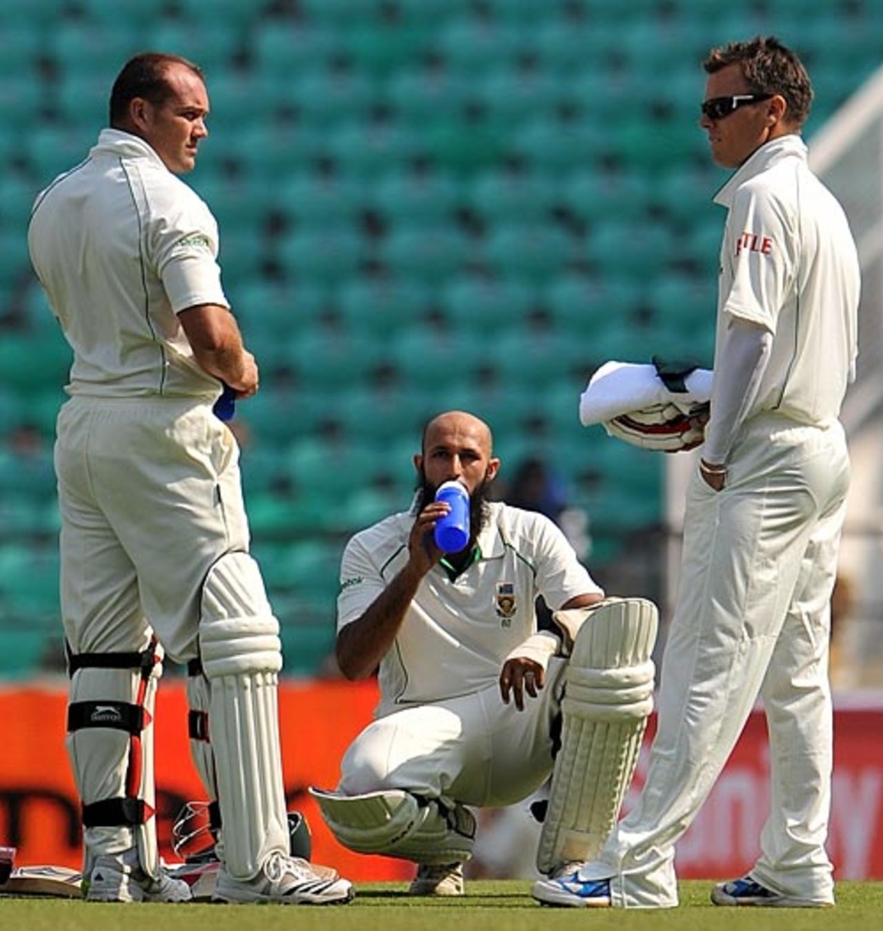 Jacques Kallis and Hashim Amla take a breather, India v South Africa, 1st Test, Nagpur, 1st day, February 6, 2010