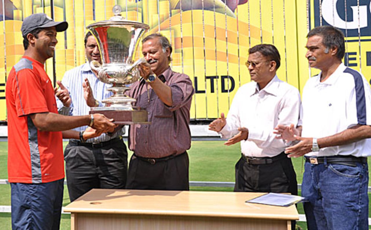 West Zone captain Wasim Jaffer receives the Duleep Trophy from Shivlal Yadav, South Zone v West Zone, Duleep Trophy final, 5th day, Hyderabad, February 6, 2010
