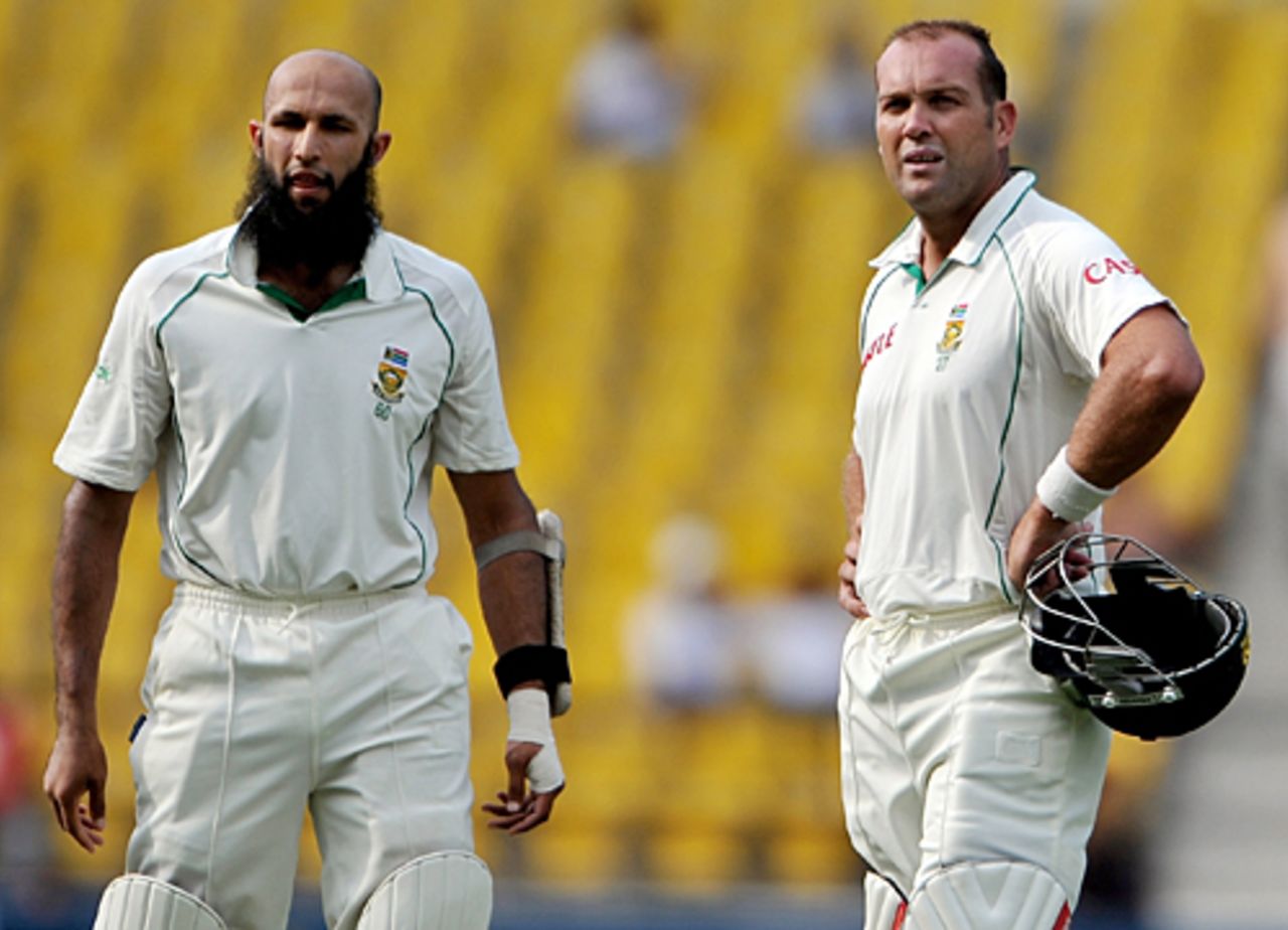 Hashim Amla and Jacques Kallis take a breather, India v South Africa, 1st Test, Nagpur, 1st day, February 6, 2010