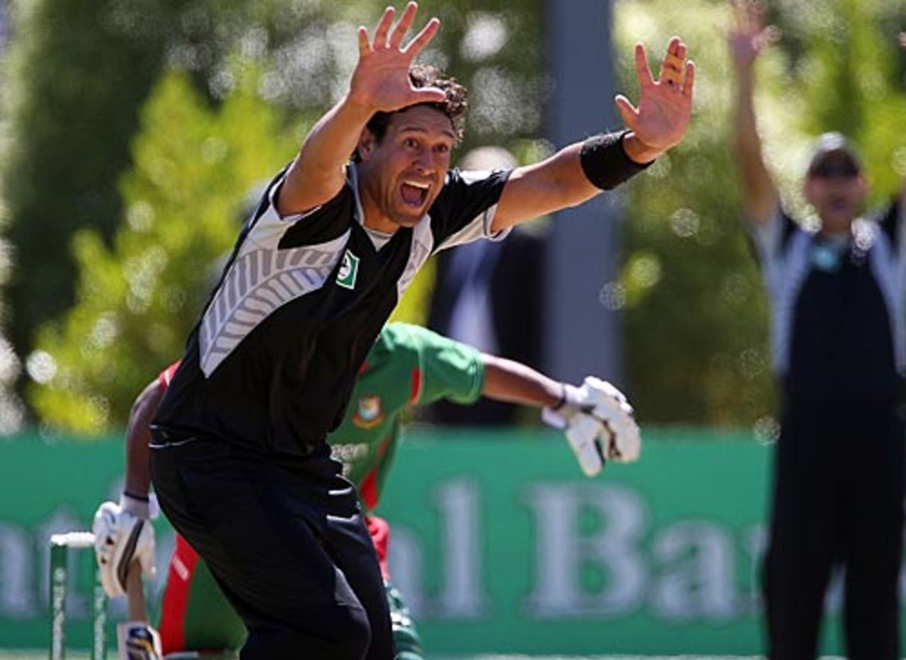Daryl Tuffey appeals for an lbw, New Zealand v Bangladesh, 2nd ODI, Dunedin, February 8, 2010
