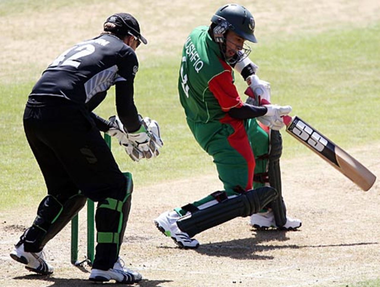 Mushfiqur Rahim cuts on his way to 86, New Zealand v Bangladesh, 2nd ODI, Dunedin, February 8, 2010