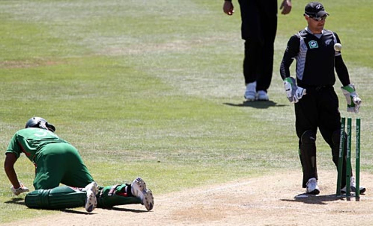 Mahmudullah is run out, New Zealand v Bangladesh, 2nd ODI, Dunedin, February 8, 2010