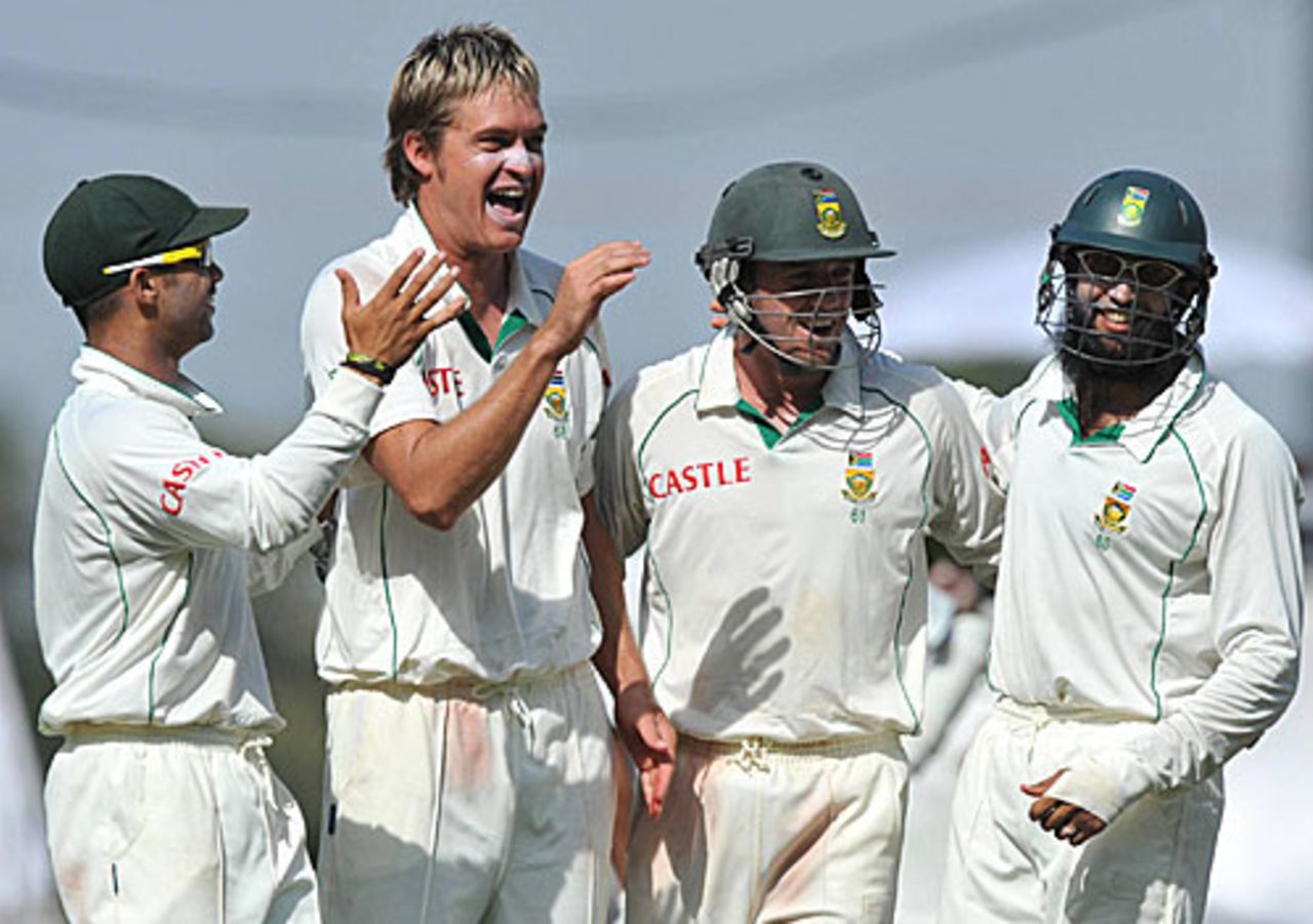 Paul Harris gets the credit for foxing MS Dhoni, India v South Africa, 1st Test, Nagpur, 3rd day, February 8, 2010