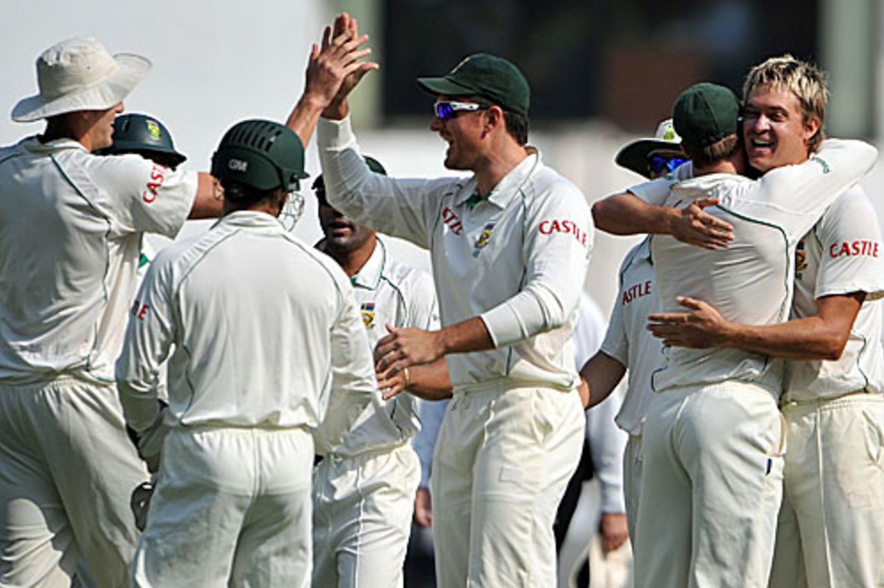 The South Africans celebrate with Paul Harris after M Vijay departs, India v South Africa, 1st Test, Nagpur, 4th day, February 9, 2010