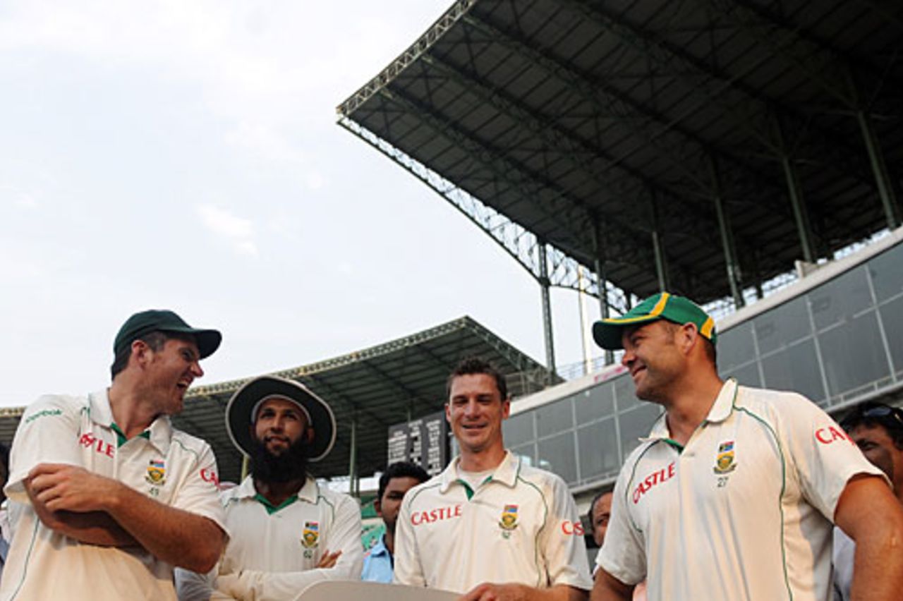Graeme Smith, Hashim Amla, Dale Steyn and Jacques Kallis share a light moment, India v South Africa, 1st Test, Nagpur, 4th day, February 9, 2010