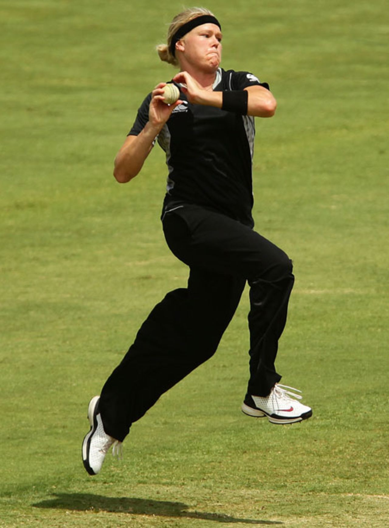 Kate Pulford helped finish off the innings with 2 for 33, Australia v New Zealand, 1st ODI, Rose Bowl Series, Adelaide, 10 February, 2010