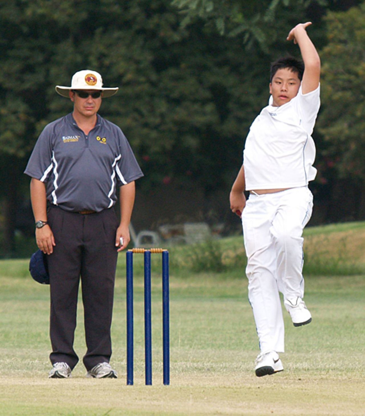 Chile's Guan Ding Yi delivers the ball, Argentina Under-15s v Chile Under-15s, 2nd day, ICC Americas Under-15 tournament, Southern Division, Buenos Aires, February 12, 2010
