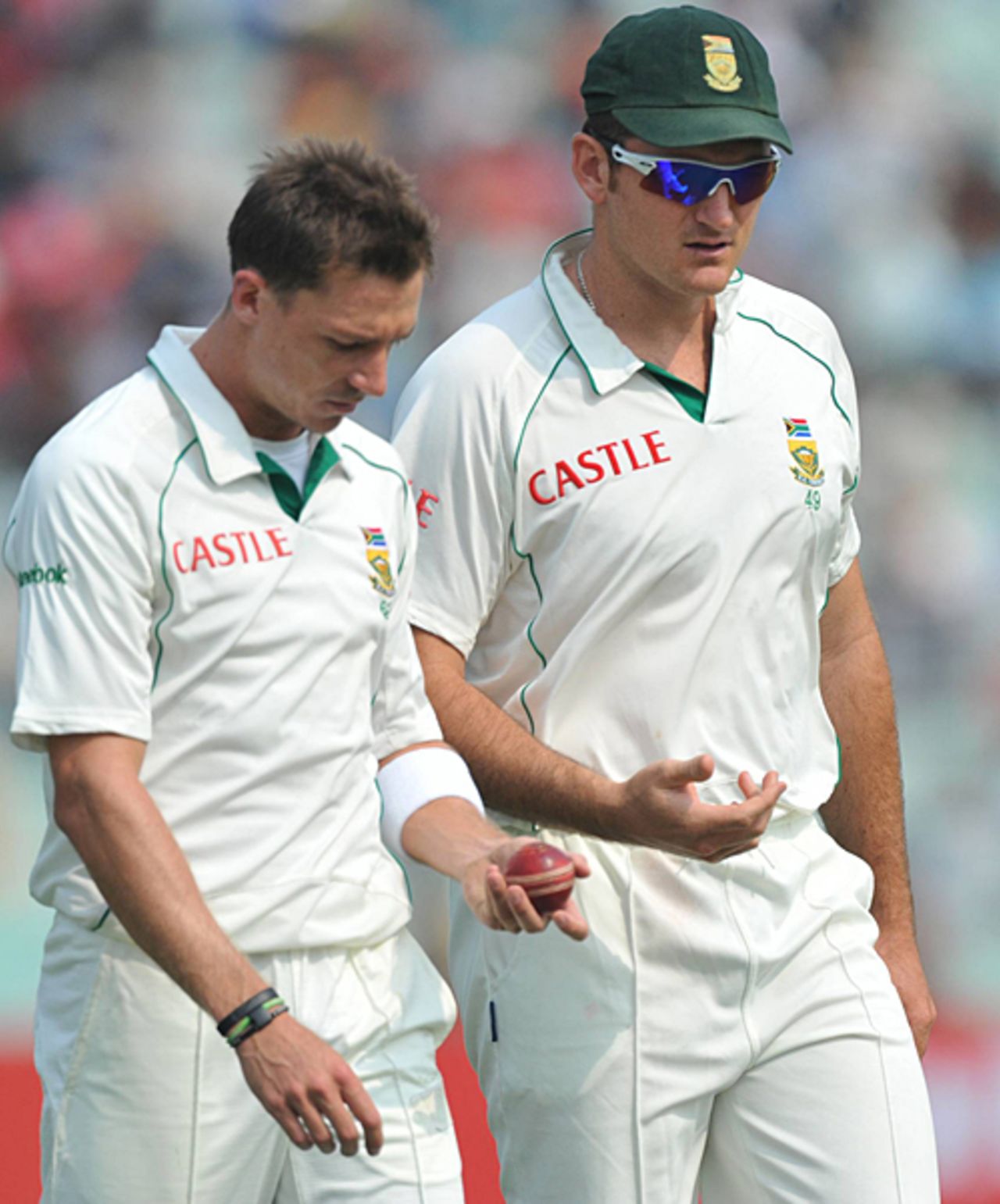 Dale Steyn talks shop with Graeme Smith, India v South Africa, 2nd Test, Kolkata, 2nd day, February 15, 2010