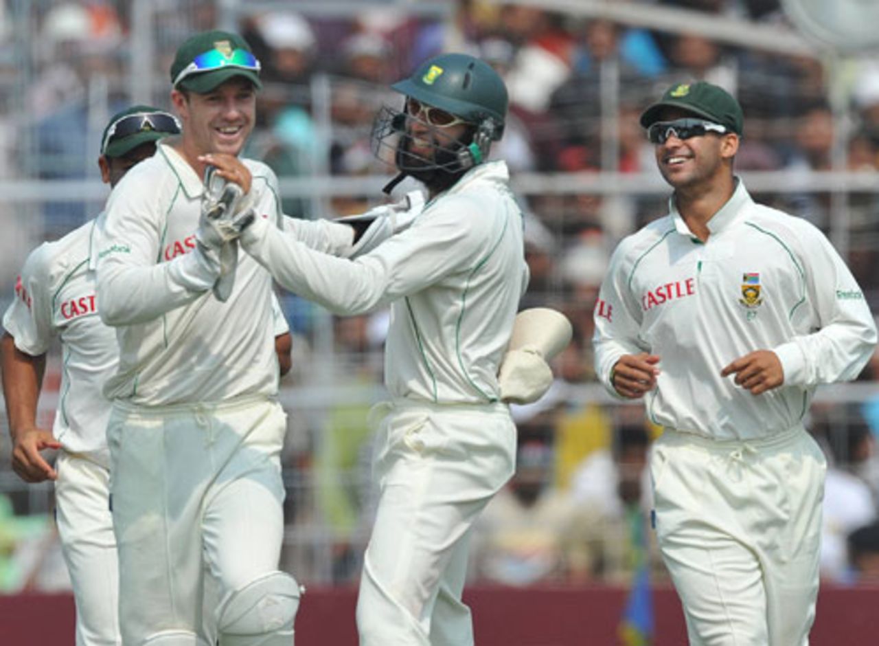 Hashim Amla, AB de Villiers and JP Duminy are pleased to see the back of M Vijay, India v South Africa, 2nd Test, Kolkata, 2nd day, February 15, 2010