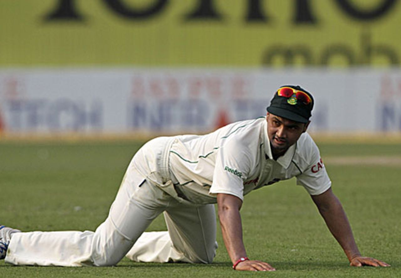 It was another day of toil for Alviro Petersen and the rest, India v South Africa, 2nd Test, Kolkata, 3rd day, February 16, 2010
