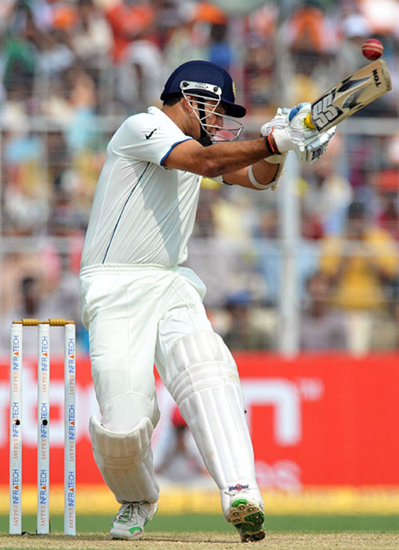 VVS Laxman negotiates a short one well, India v South Africa, 2nd Test, Kolkata, 3rd day, February 16, 2010