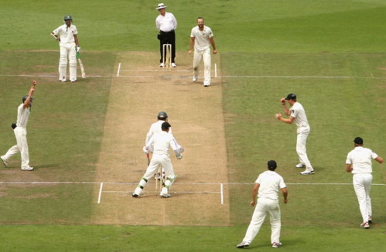 Martin Guptill completes Mushfiqur Rahim's catch off Daniel Vettori's bowling, New Zealand v Bangladesh, only Test, Hamilton, 3rd day, February 17, 2010