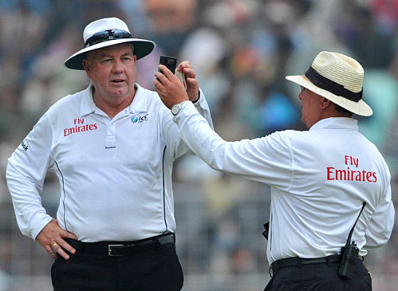 Umpires Steve Davis and Ian Gould take a light reading, India v South Africa, 2nd Test, Kolkata, 4th day, February 17, 2010