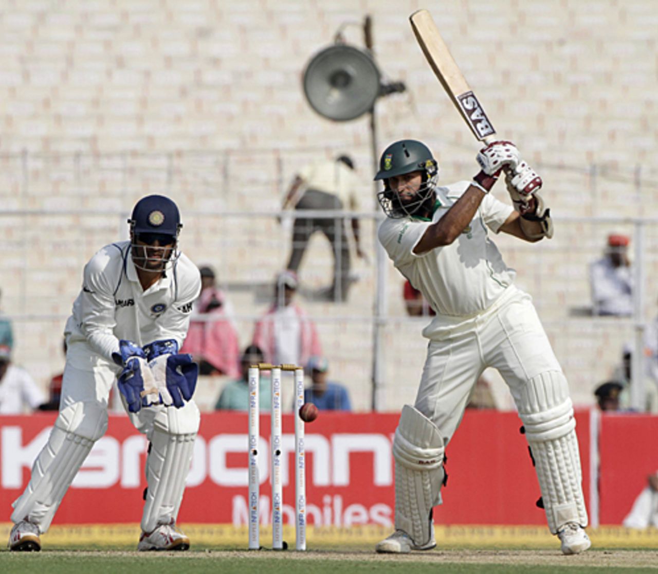 Hashim Amla was left to wage battle, India v South Africa, 2nd Test, Kolkata, 5th day, February 18, 2010