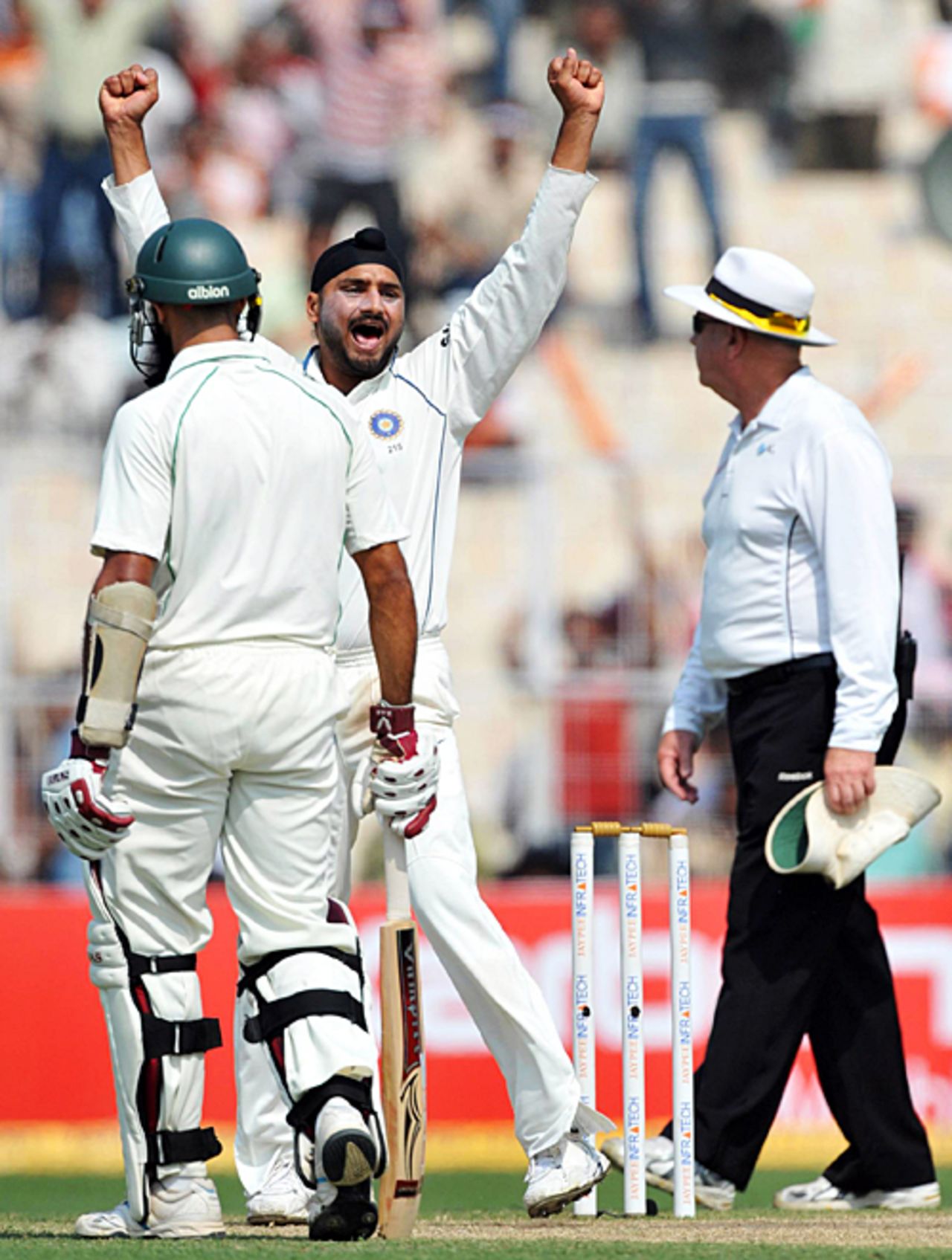 Harbhajan Singh struck to further dent South Africa, India v South Africa, 2nd Test, Kolkata, 5th day, February 18, 2010