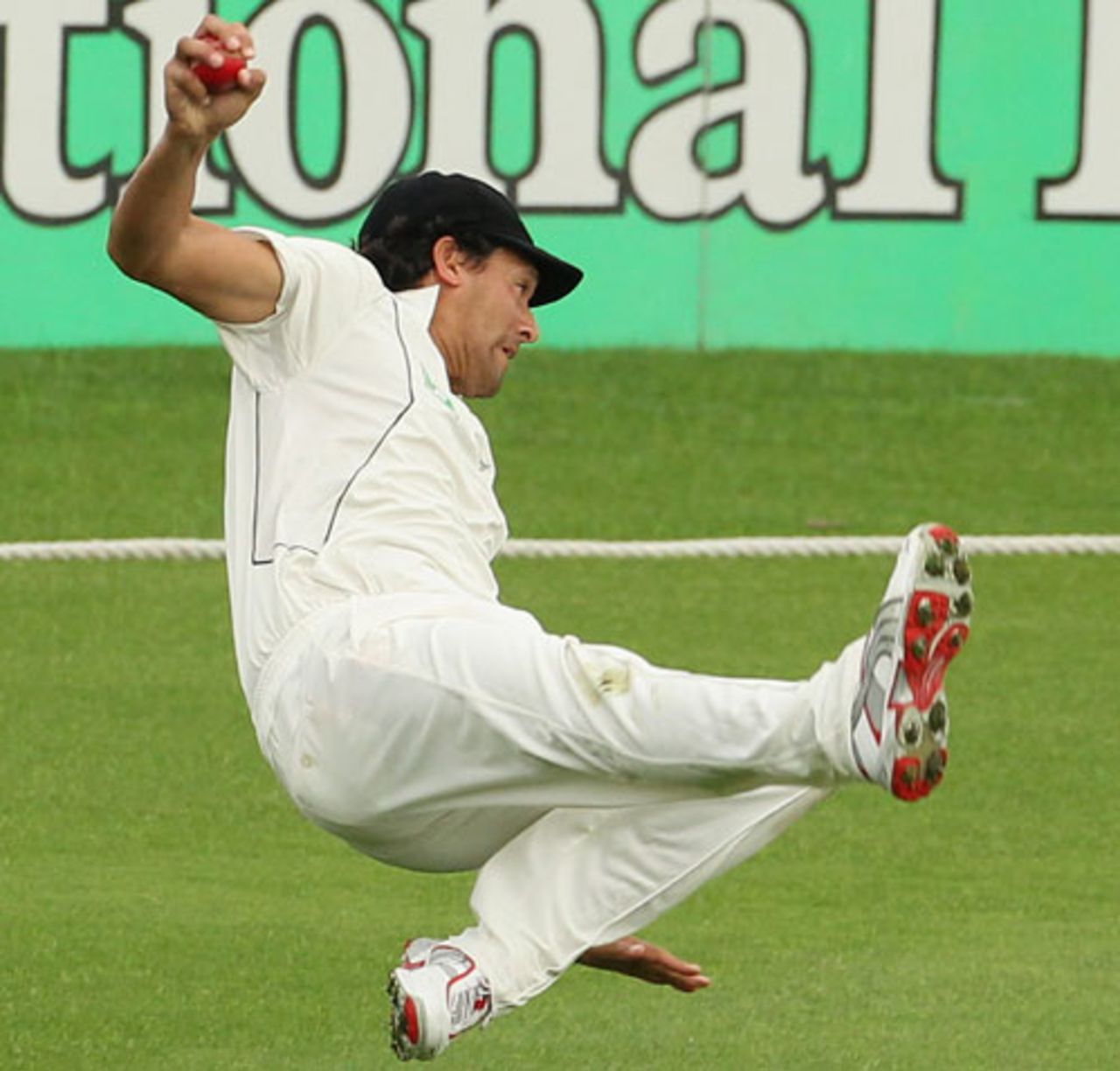 Daryl Tuffey completes a good catch to dismiss the rampant Tamim Iqbal, only Test, Hamilton, 4th day, February 17, 2010
