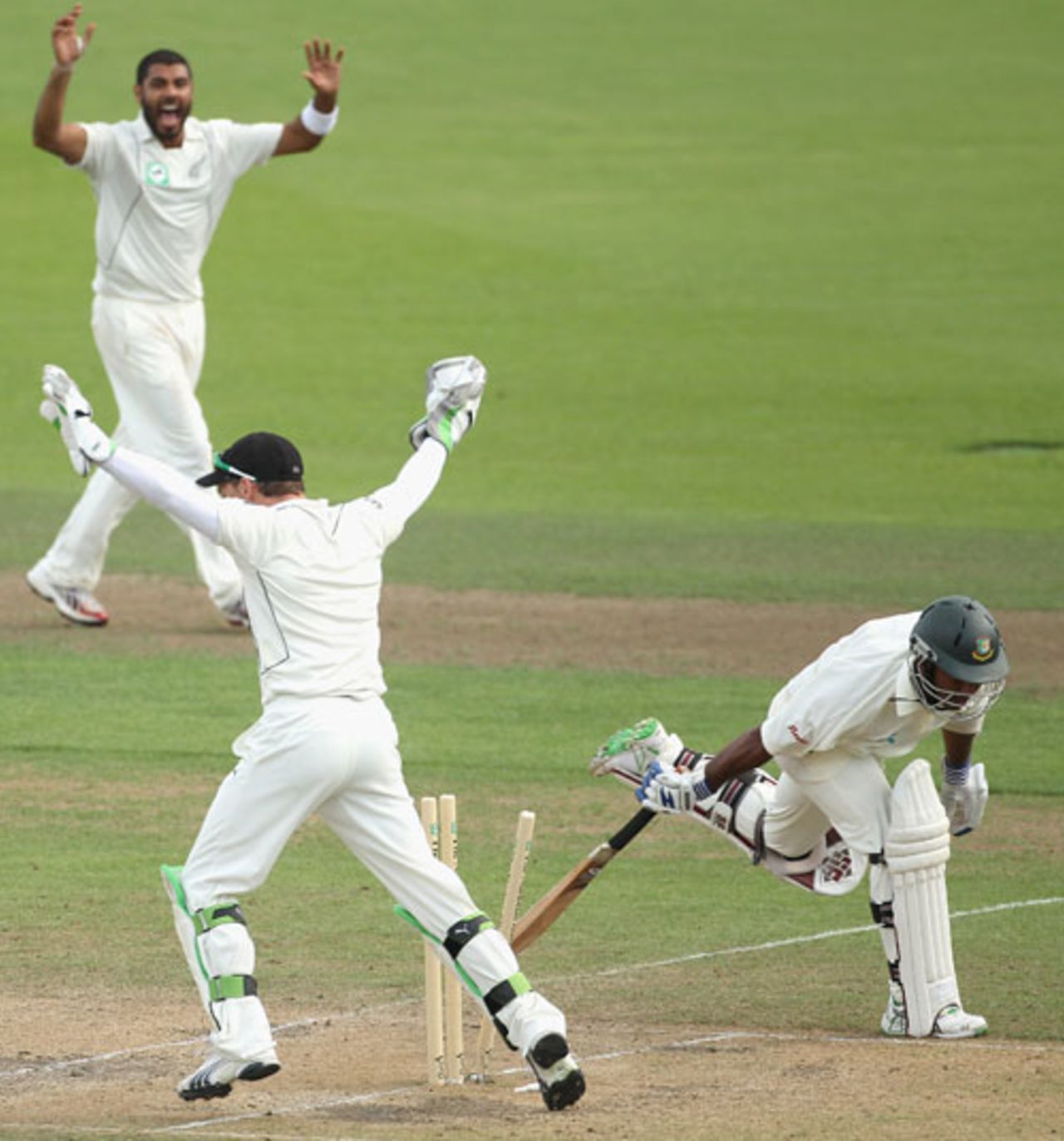Aftab Ahmed is run out by Jeetan Patel, only Test, Hamilton, 4th day, February 17, 2010