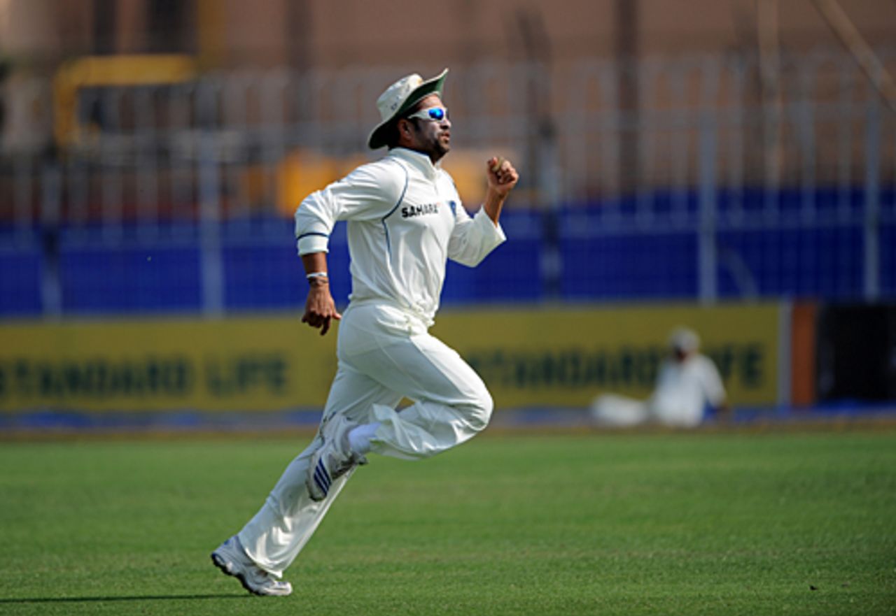 Sachin Tendulkar gives chase, India v South Africa, 2nd Test, Kolkata, 5th day, February 18, 2010