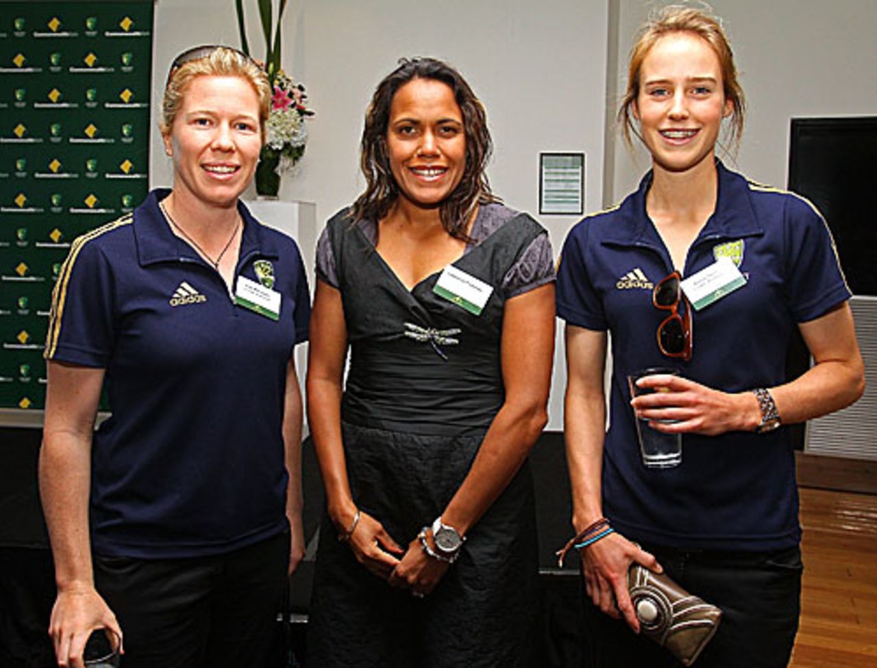 Alex Blackwell and Ellyse Perry pose with Olympian Cathy Freeman, Melbourne, February 19, 2010
