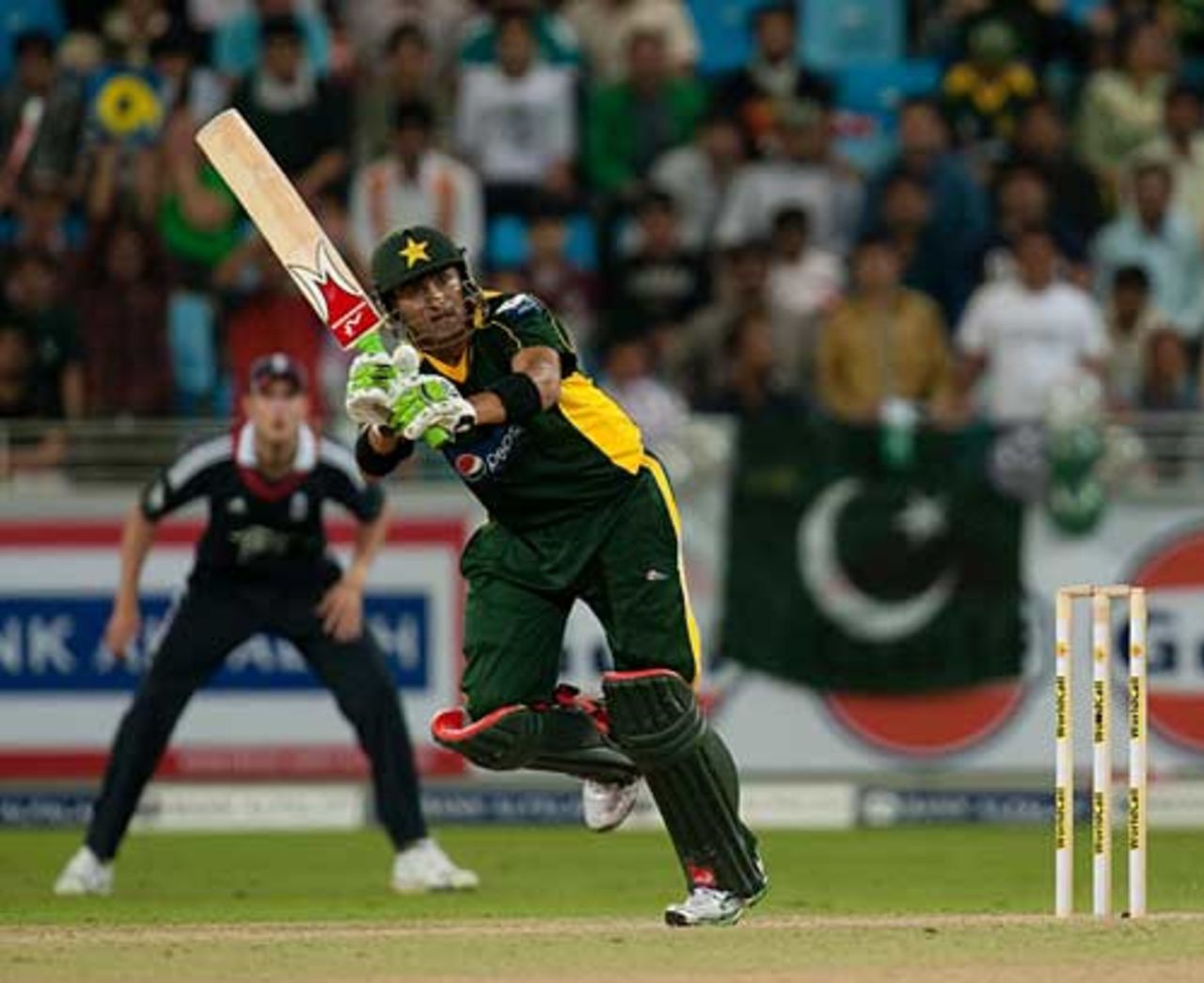 Shoaib Malik top-scored for Pakistan with 33, England v Pakistan, 1st Twenty20, Dubai, February 19, 2010