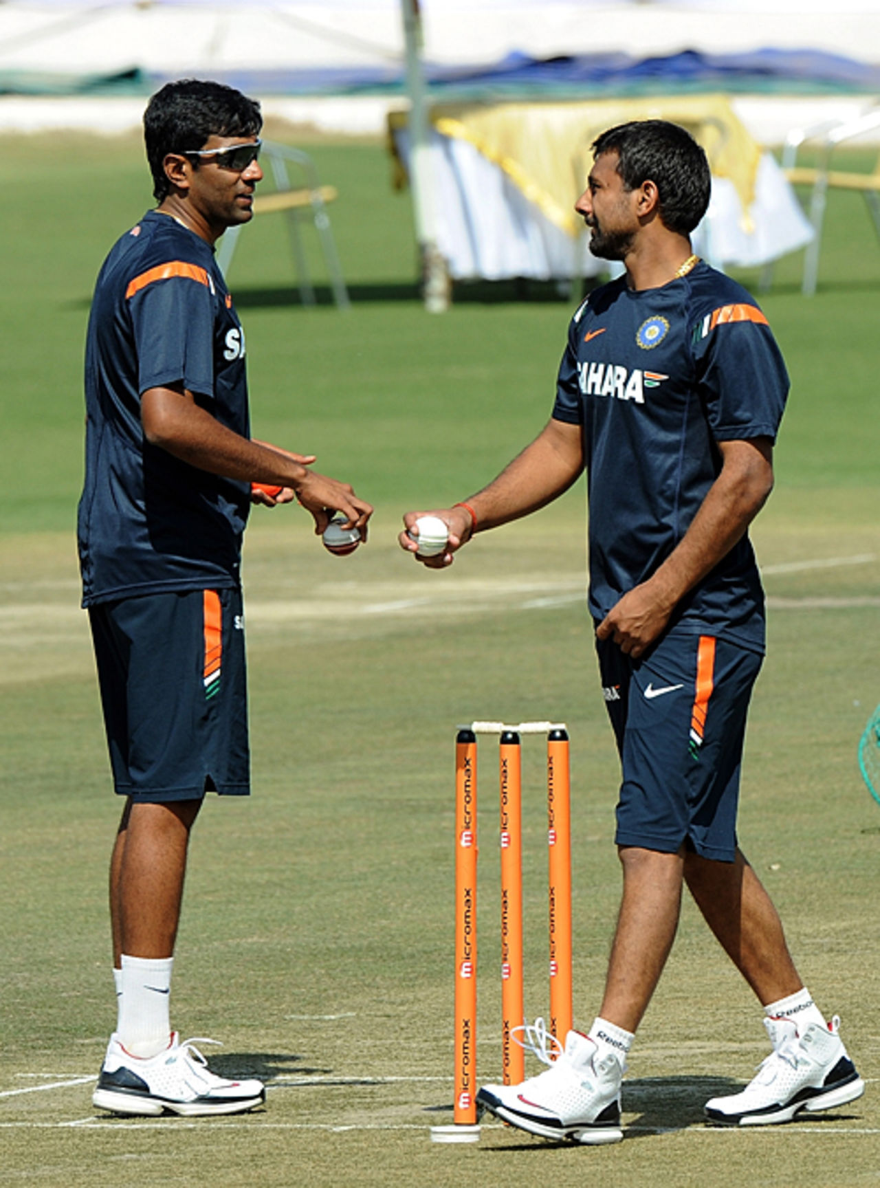 R Ashwin and Praveen Kumar team up ahead of training, Jaipur, February 20, 2010