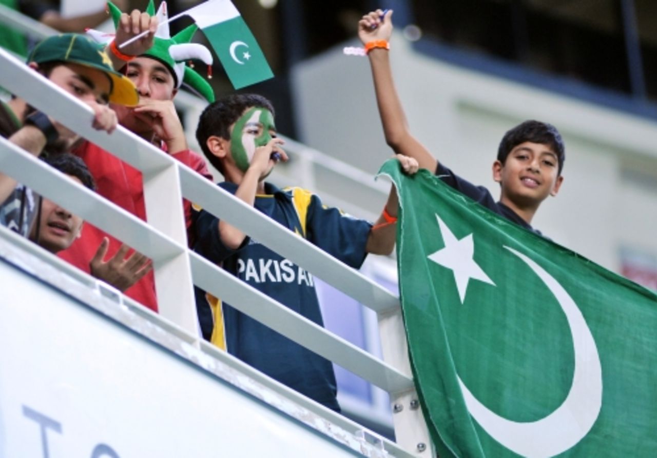 Abdul Razzaq's ferocious batting finally gave Pakistan's fans a victory to cheer, England v Pakistan, 2nd Twenty20, Dubai, February 20, 2010