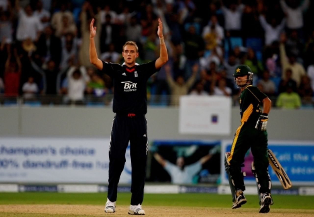 Stuart Broad despairs after Ajmal Shahzad misses an opportunity in the closing moments of the game, England v Pakistan, 2nd Twenty20, Dubai, February 20, 2010