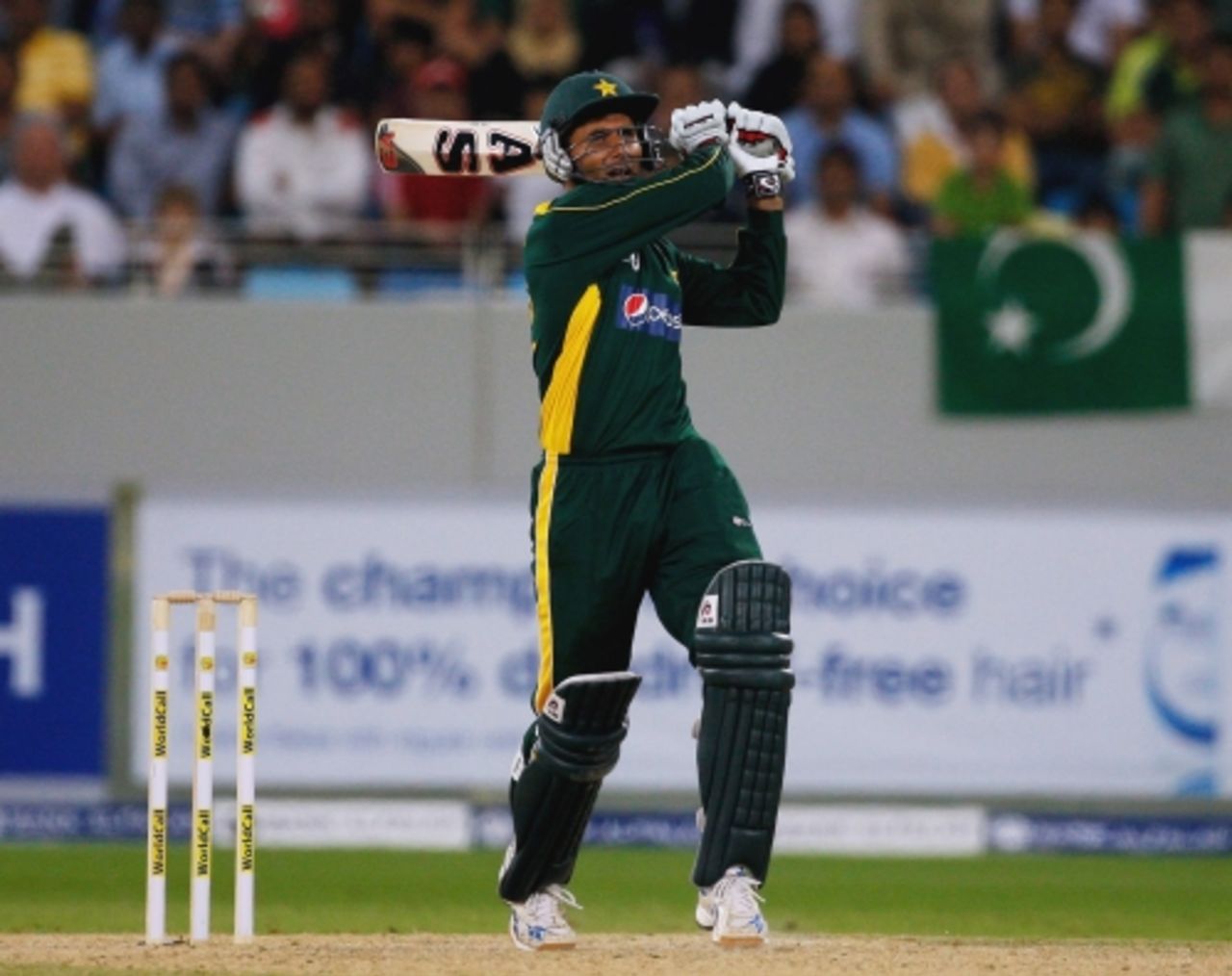 Abdul Razzaq hit two sixes in the penultimate over, England v Pakistan, 2nd Twenty20, Dubai, February 20, 2010