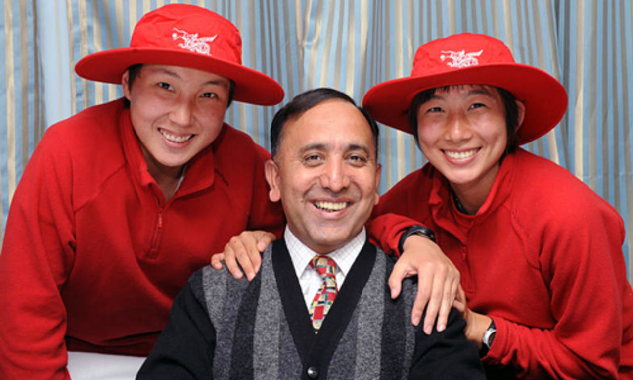 HKCA President Capt Saleem is flanked by China Women's cricket members Wang Meng (left) and Sun Meng Yao (right) at a function held at the Pakistan Association Sports Club of Hong Kong