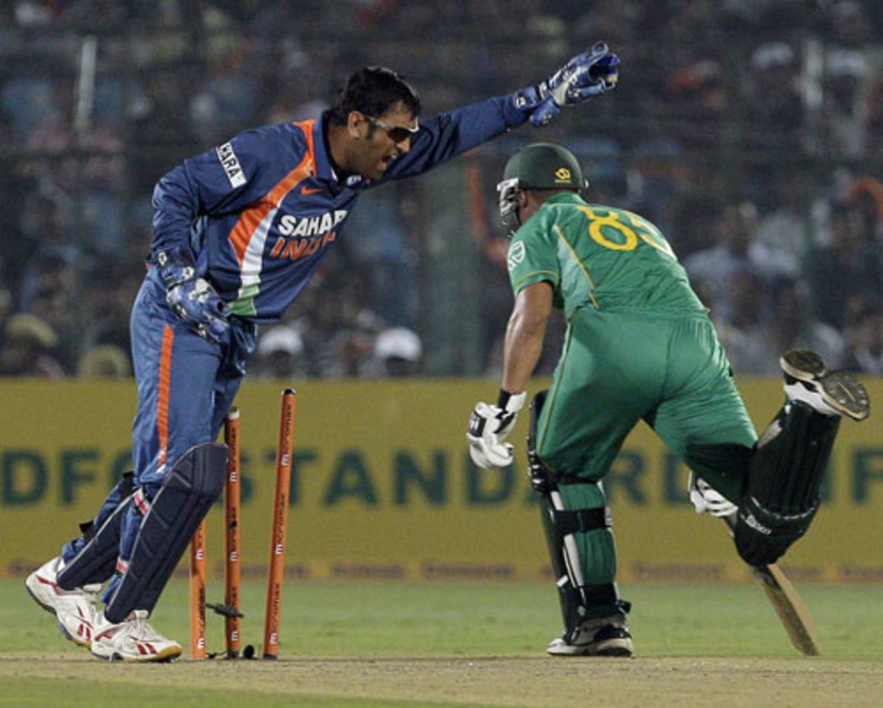 MS Dhoni catches Alviro Petersen short of his ground, India v South Africa, 1st ODI, Jaipur, February 21, 2010