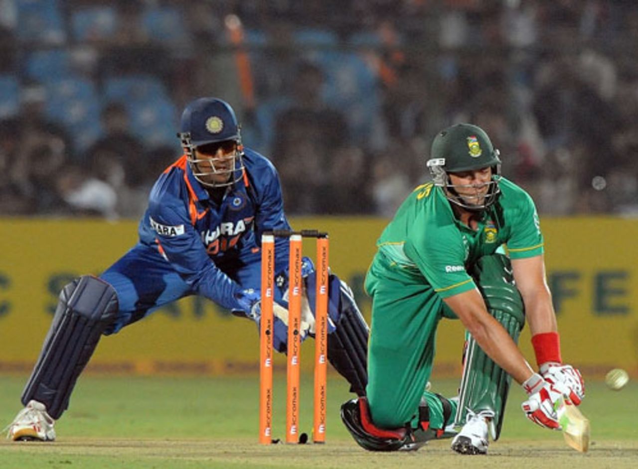Jacques Kallis sweeps as MS Dhoni watches, India v South Africa, 1st ODI, Jaipur, February 21, 2010