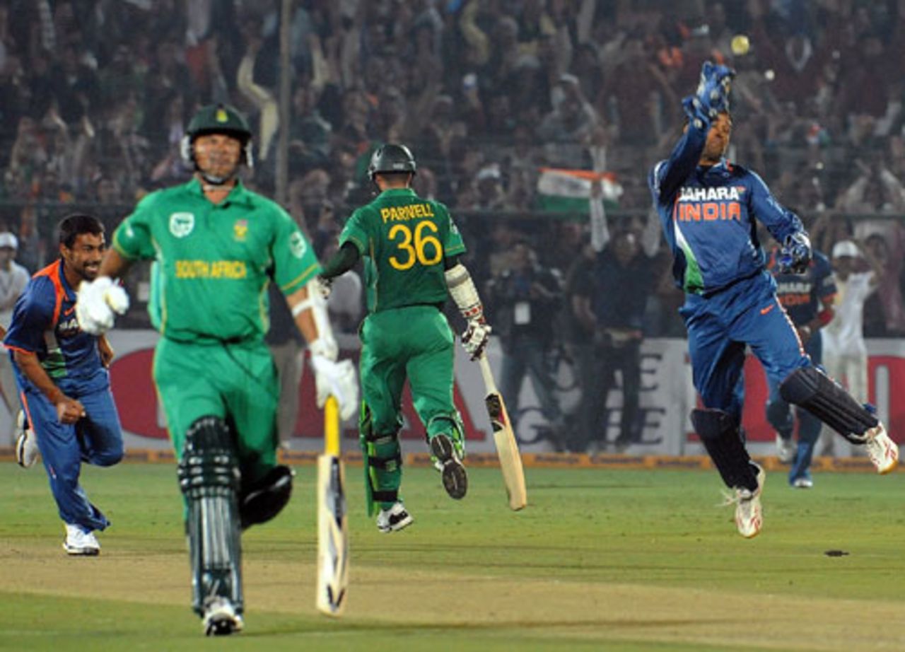 MS Dhoni and Praveen Kumar jump for joy after Wayne Parnell's run-out gave India a 1-run win, India v South Africa, 1st ODI, Jaipur, February 21, 2010