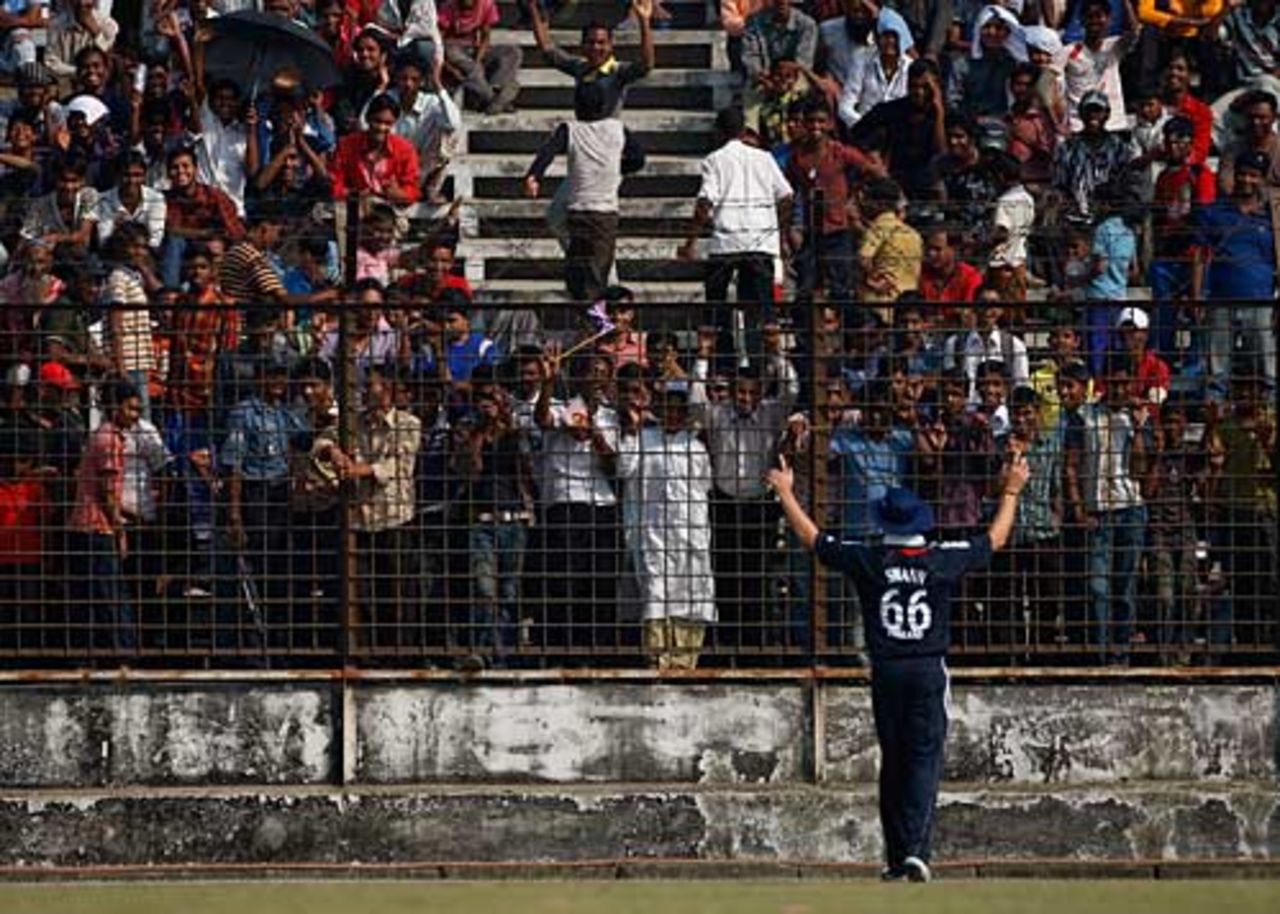 Graeme Swann plays up to the crowd, England in Bangladesh, February 23, 2010
