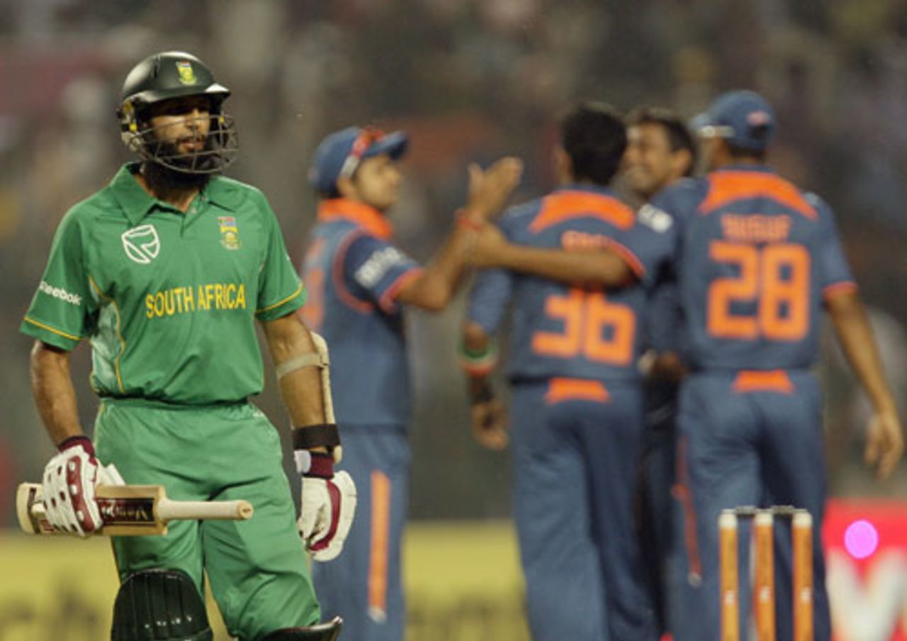 Hashim Amla departs and the Indian fielders celebrate, 2nd ODI, Gwalior, February 24, 2010