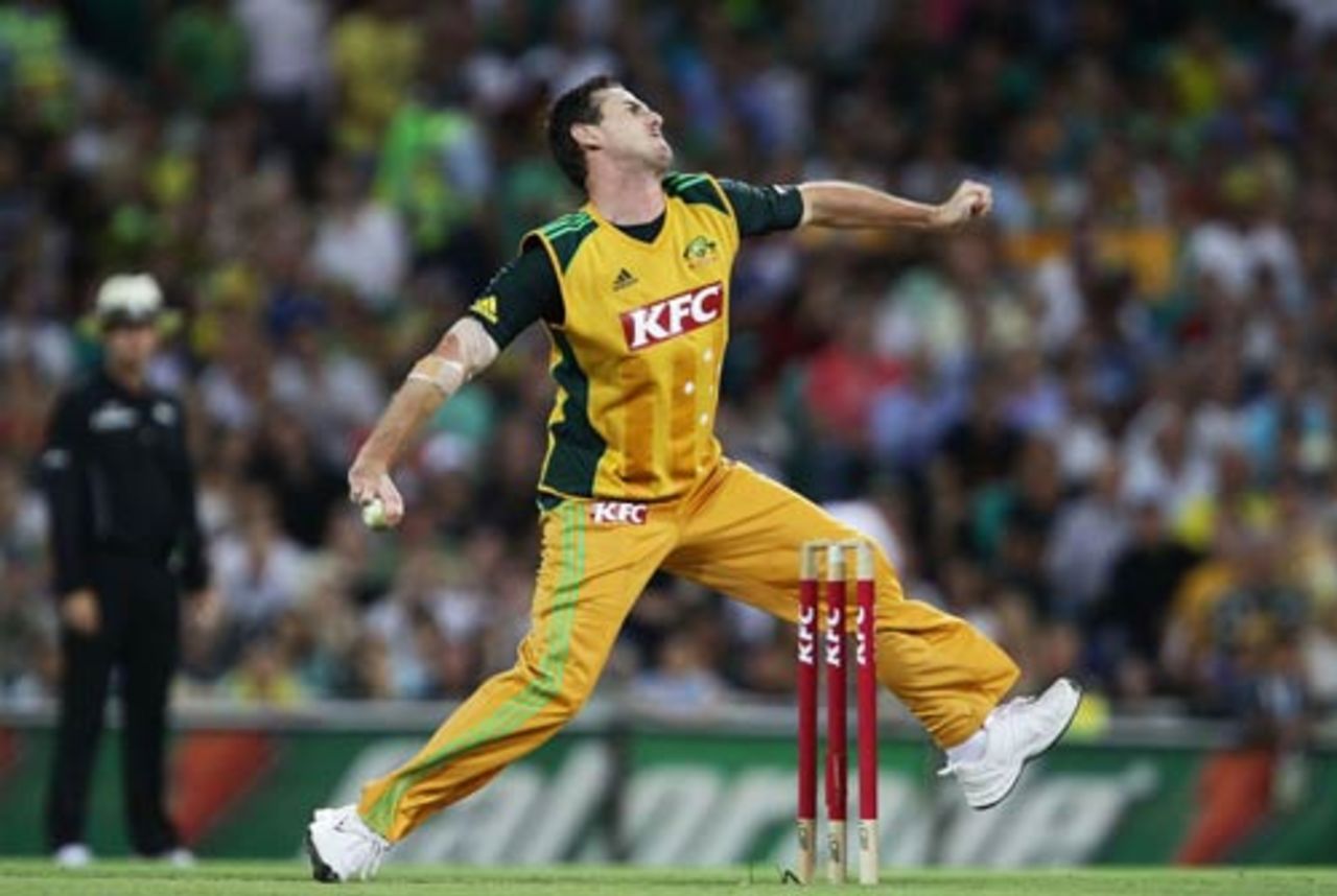 Shaun Tait runs in to bowl, Australia v West Indies, 2nd Twenty20, Sydney, February 23, 2010