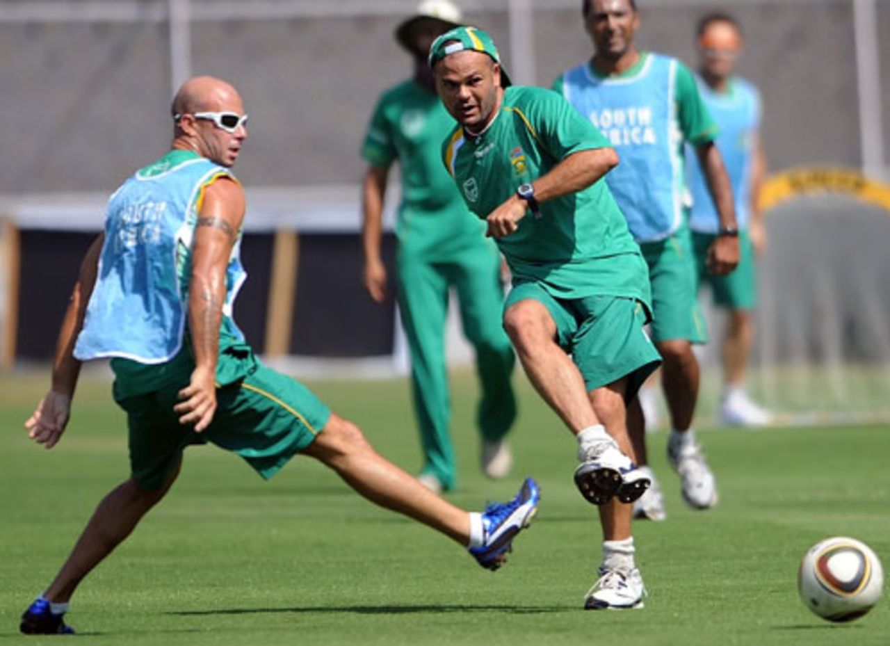 Charl Langeveldt puts one past Herschelle Gibbs, Ahmedabad, February 26, 2010