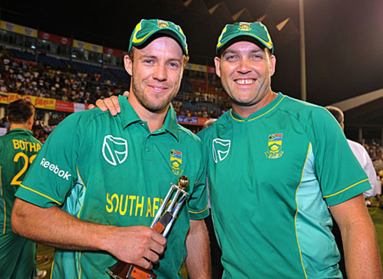 Jacques Kallis poses with AB de Villiers, the Man of the Match, India v South Africa, 3rd ODI, Ahmedabad, February 27, 2010
