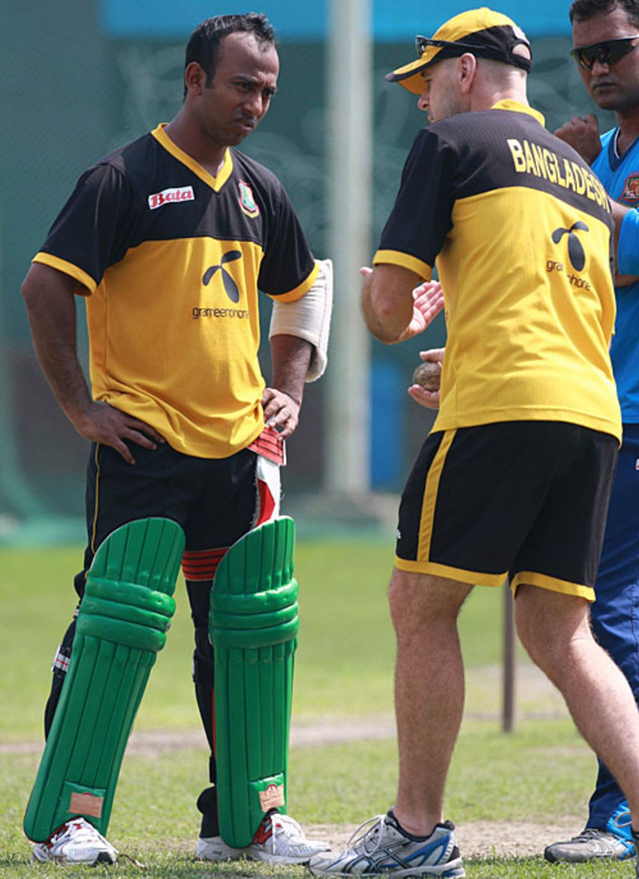 Aftab Ahmed gets a few pointers from Jamie Siddons, Dhaka, March 1, 2010