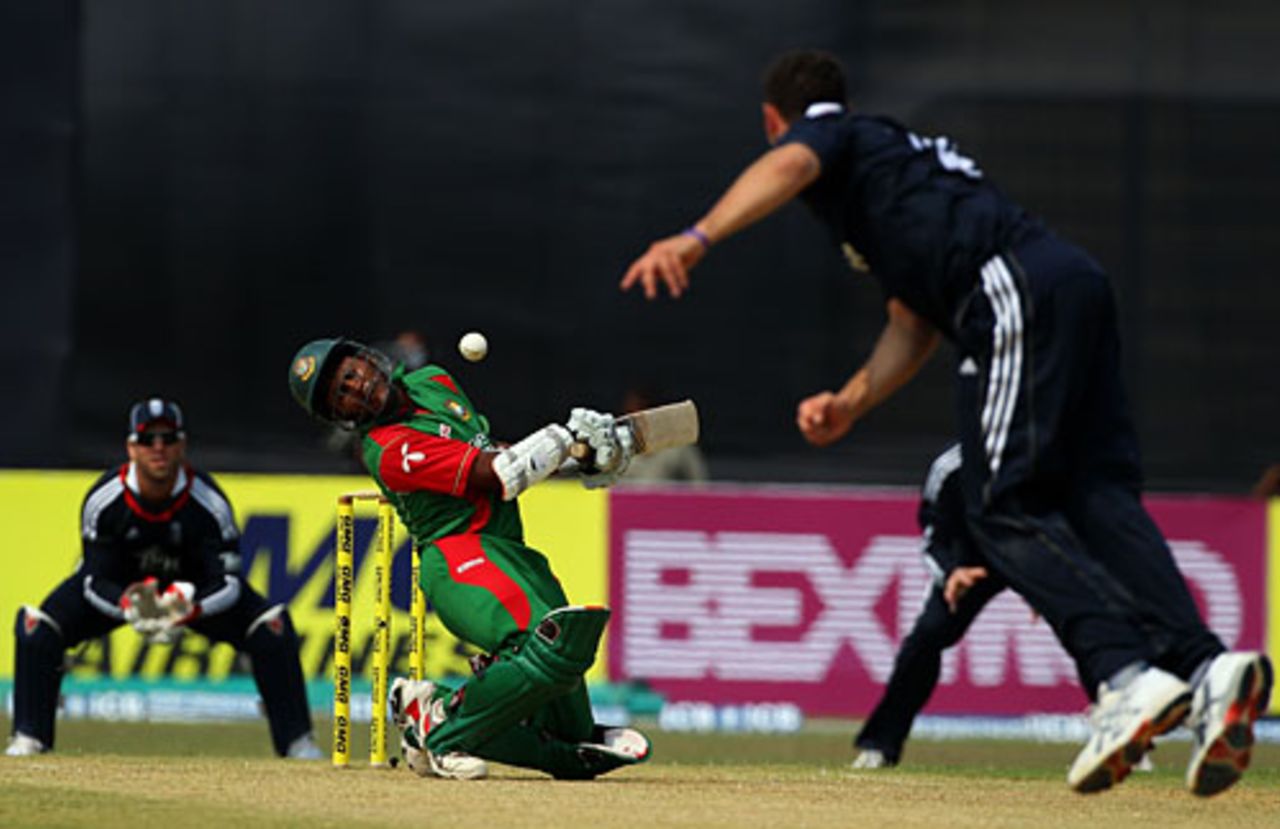 Tim Bresnan bowled a lively opening spell that pinned back the Bangladesh top order, Bangladesh v England, 3rd ODI, Chittagong, March 5, 2010