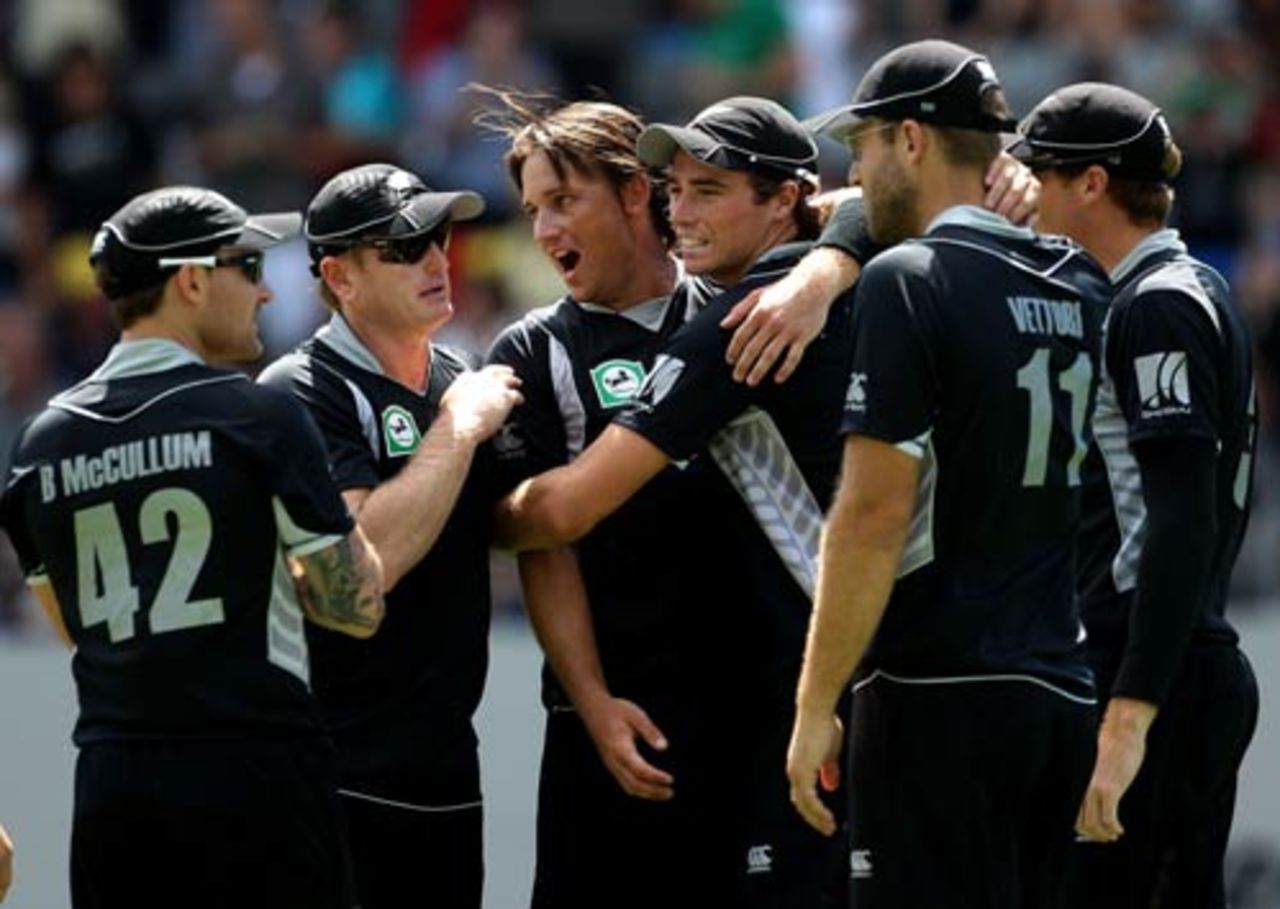 The New Zealanders congratulate Shane Bond, New Zealand v Australia, 2nd ODI, Auckland, March 6, 2010