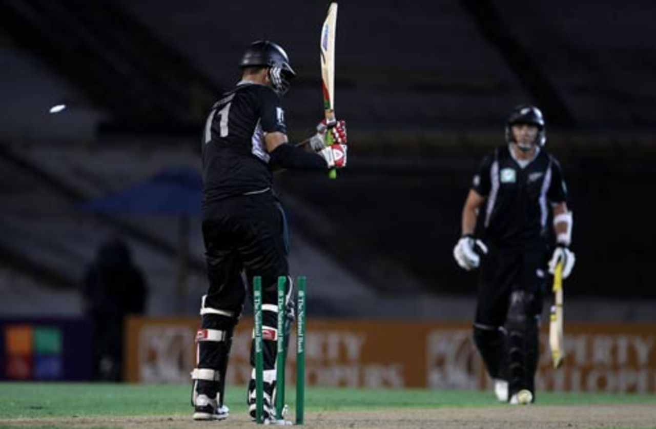 Daniel Vettori is bowled and Australia win the game, New Zealand v Australia, 2nd ODI, Auckland, March 6, 2010