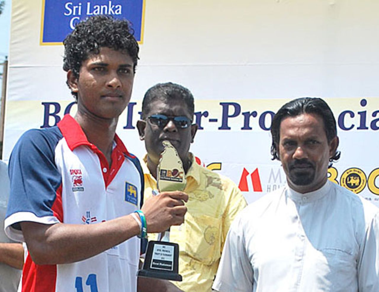 Dinesh Chandimal receives the Batsman of the Tournament award, Ruhuna v Wayamba, Sri Lanka Cricket Inter-Provincial Twenty20 Tournament, final, Moratuwa, March 7, 2010