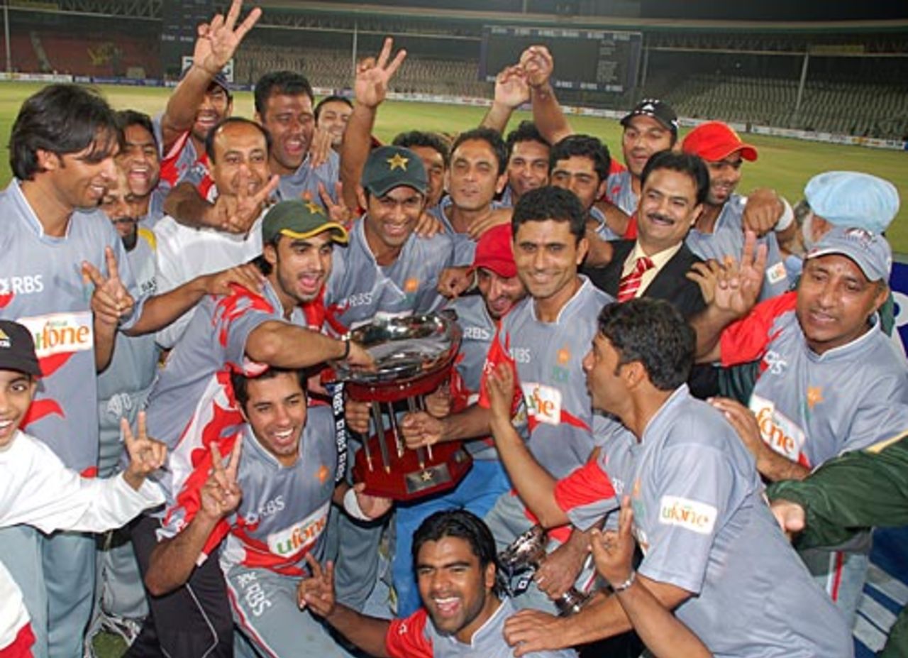 Sialkot Stallions with the trophy, Faisalabad Wolves v Sialkot Stallions, RBS Twenty20 Cup final, Karachi, February 7, 2010